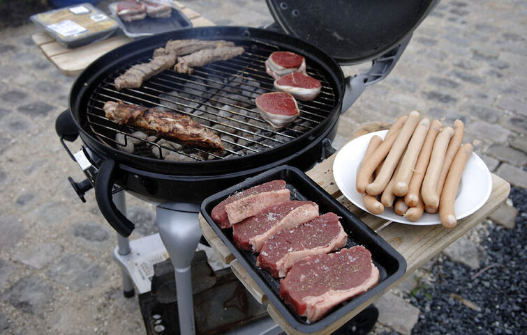 Kulgrill med kød og pølser
