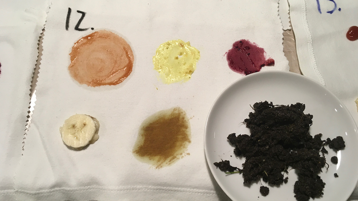 Pletter fra ketchup, remoulade, solbær, banan, olie og jord.