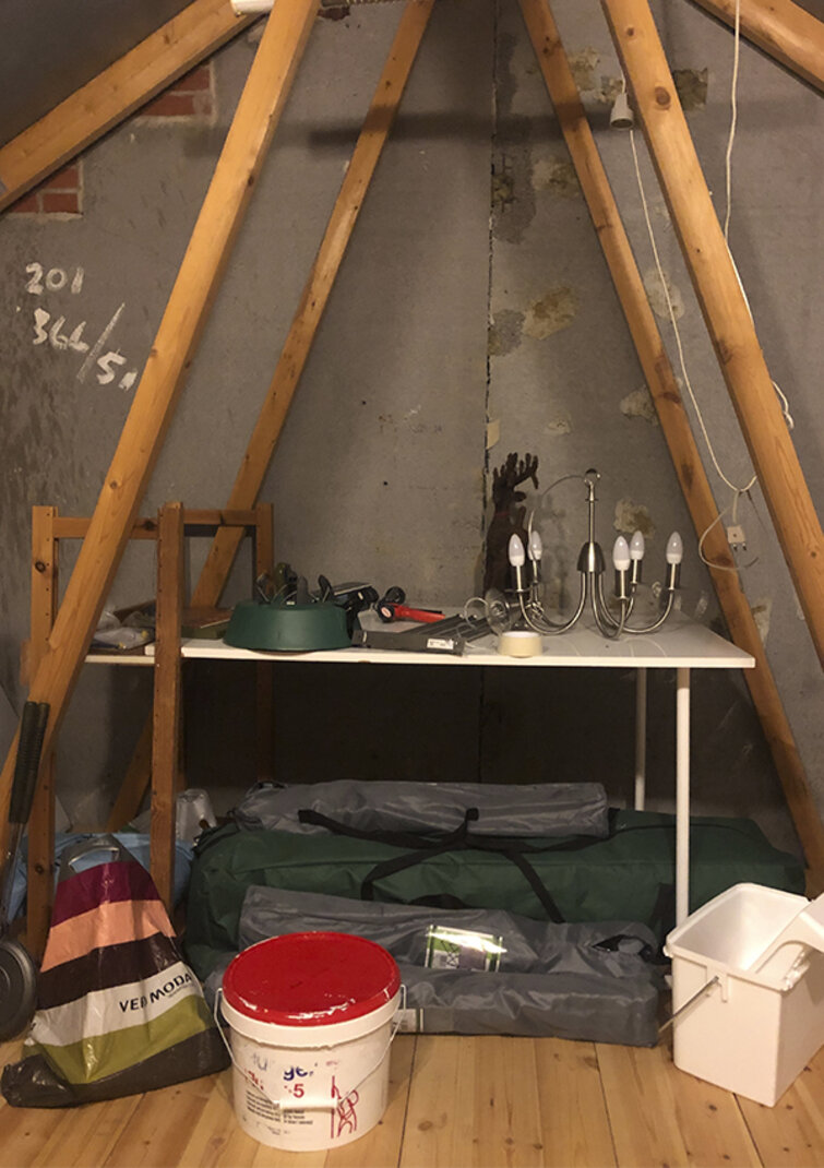 Maling, badmintonketcher, lysekrone og andre ting opbevares på loft