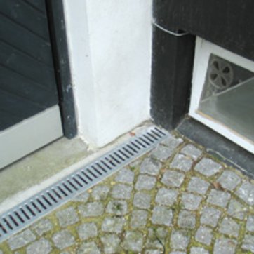 Grav en vandrende langs soklen og fjern vandet