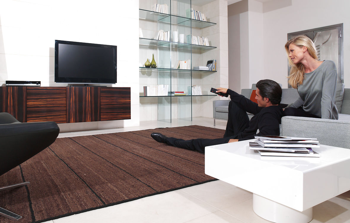 Par ser tv i deres stue i den rigtige afstand