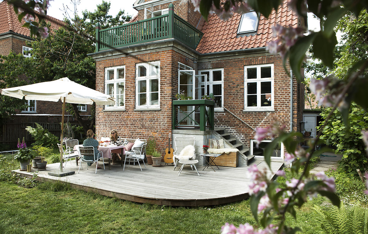Tanya Lindkvist på sin terrasse foran muremestervillaen i Valby