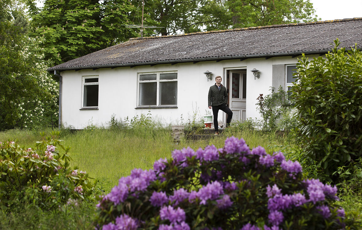 Casper Kirkemoe Galán foran hus, der skulle rives ned Billedtekst: Det blev for dyrt at bygge et nyt træhus i denne omgang. Casper Kirkemoe Galán og hans familie gør nu i stedet det gamle hus indflytningsklart.