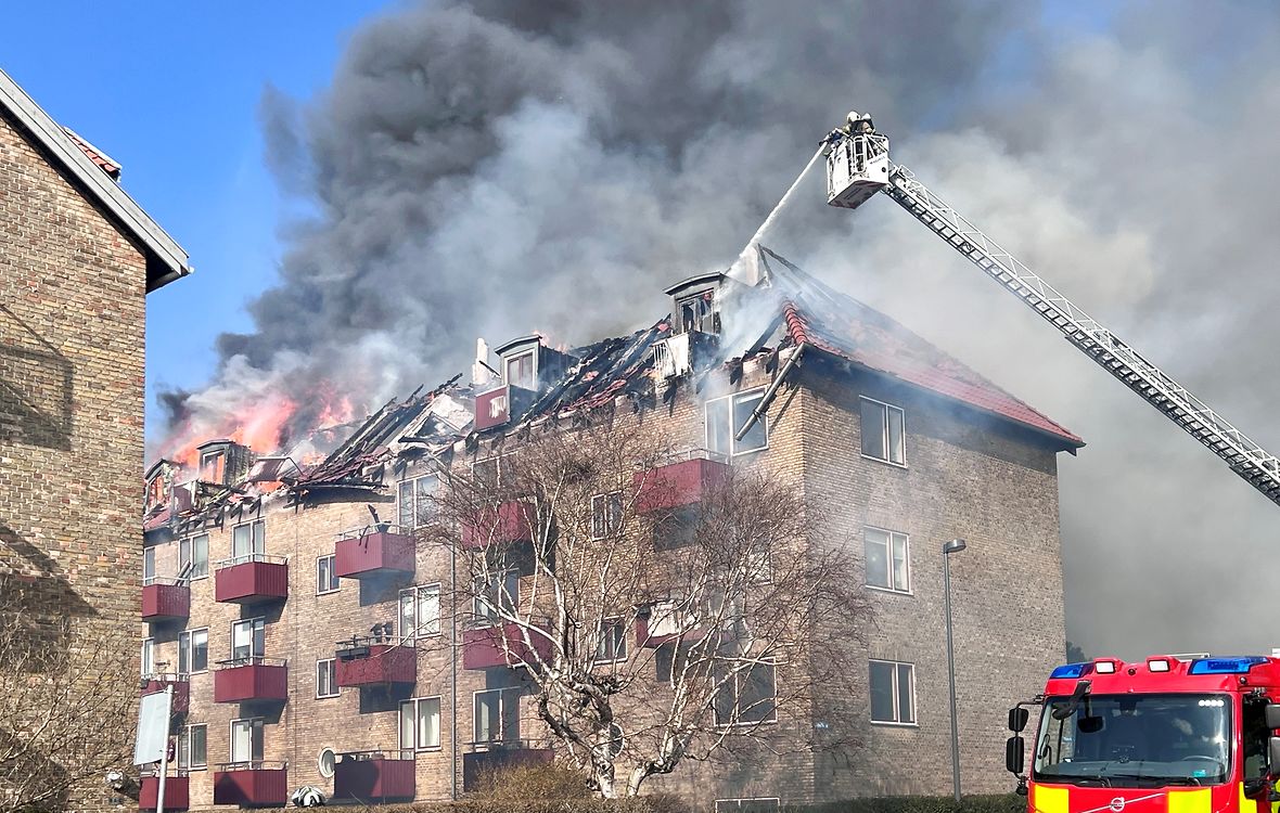 Brandmænd i lift på brandbil forsøger at slukke brand i lejligheder på Grøndals Parkvej i Vanløse med sprøjte