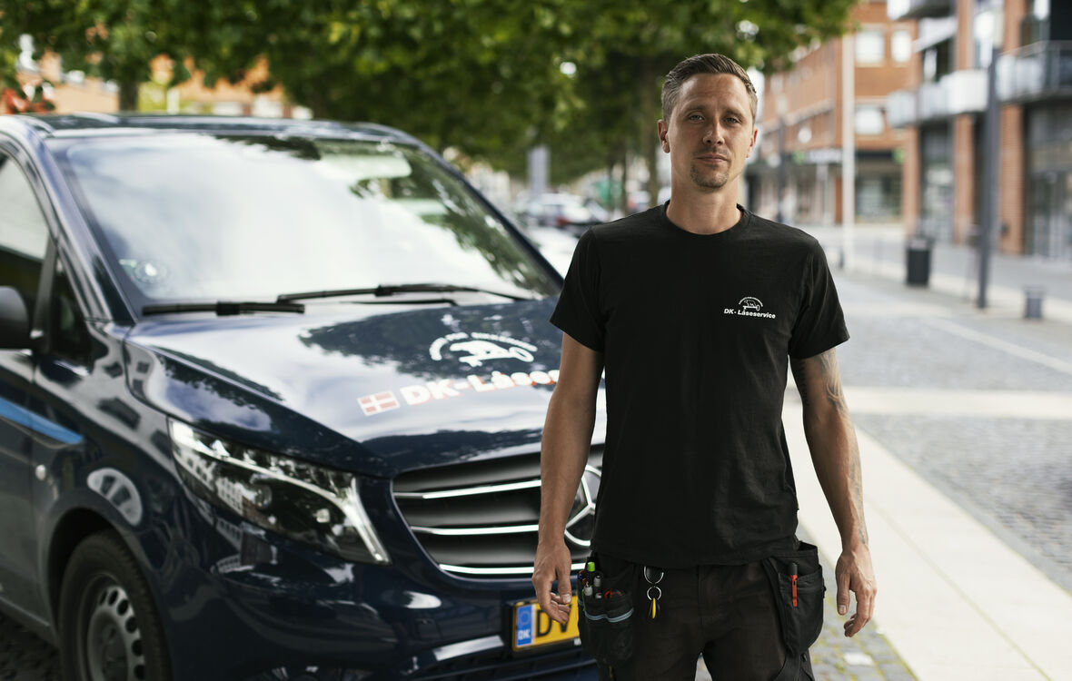 Låsesmed Michael Munteanu-Jensen foran sin firmabil
