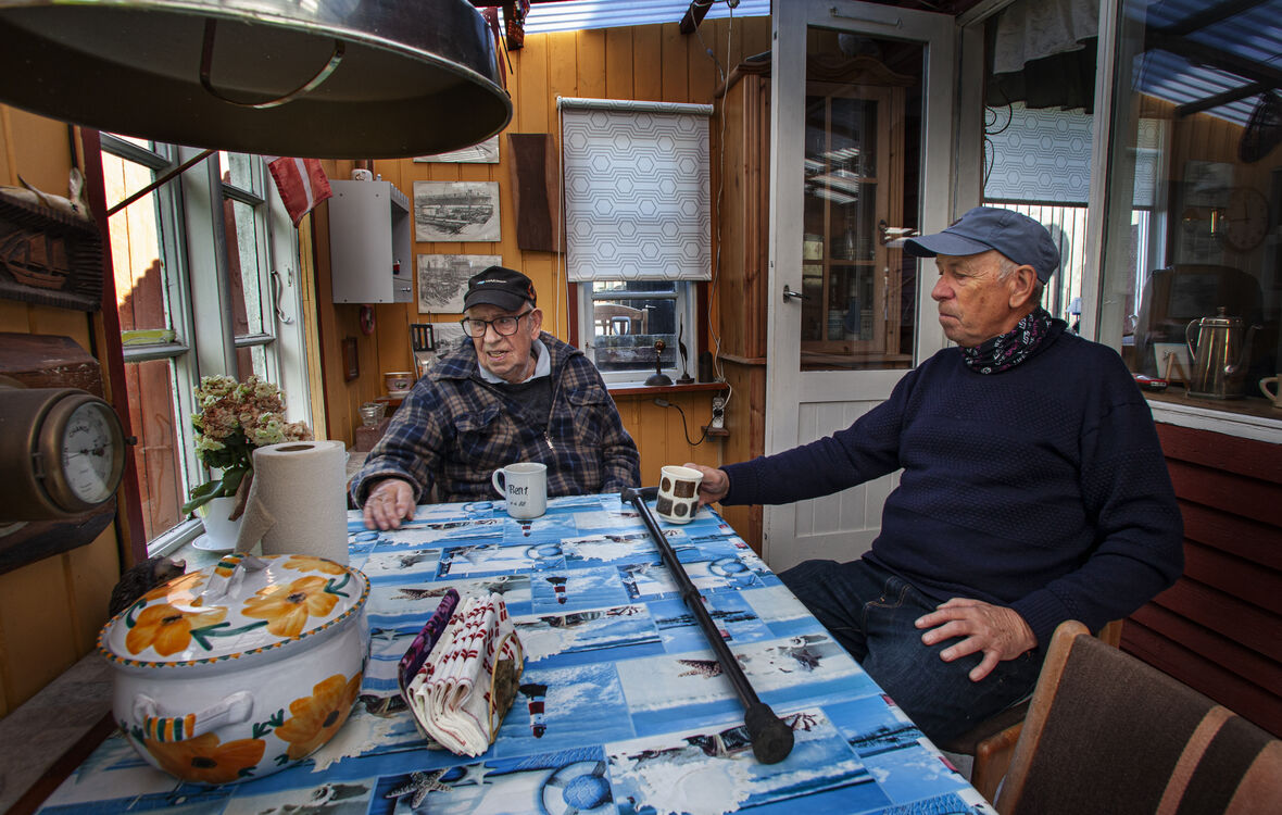 Bent og Jan Knudsen drikker kaffe i deres udestue i Fjordbyen i Aalborg
