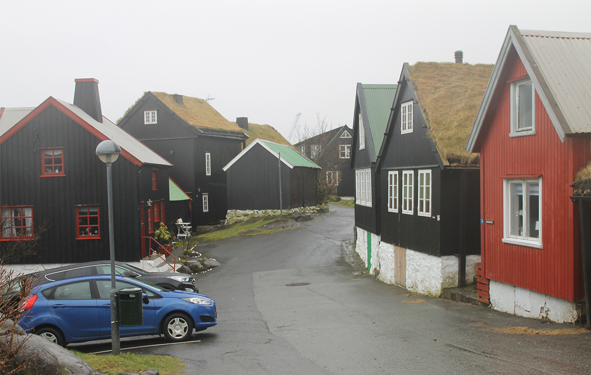Små huse ligger side om side i bydelen Á Reyni i Tórshavn
