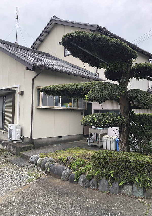 Lille japansk på lille grund i byen Fuji