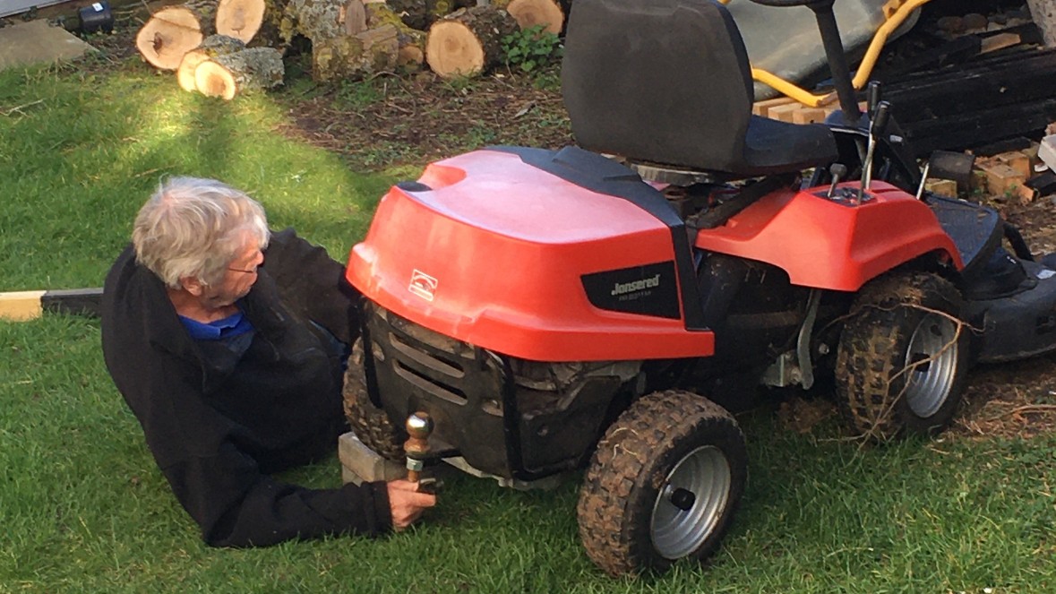 Poul V. Thomsen roder med havetraktor