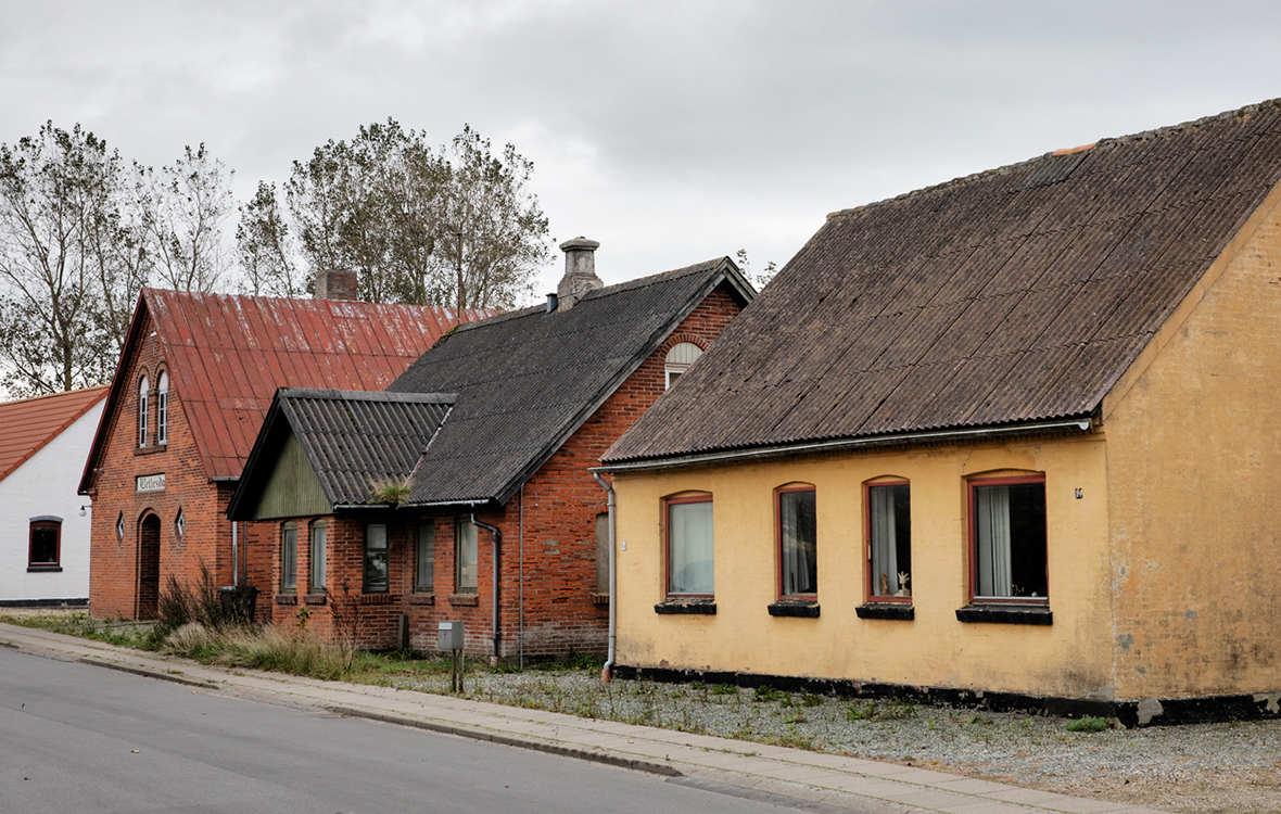 Forfaldne huse i landsbyen Hørdum i Thy