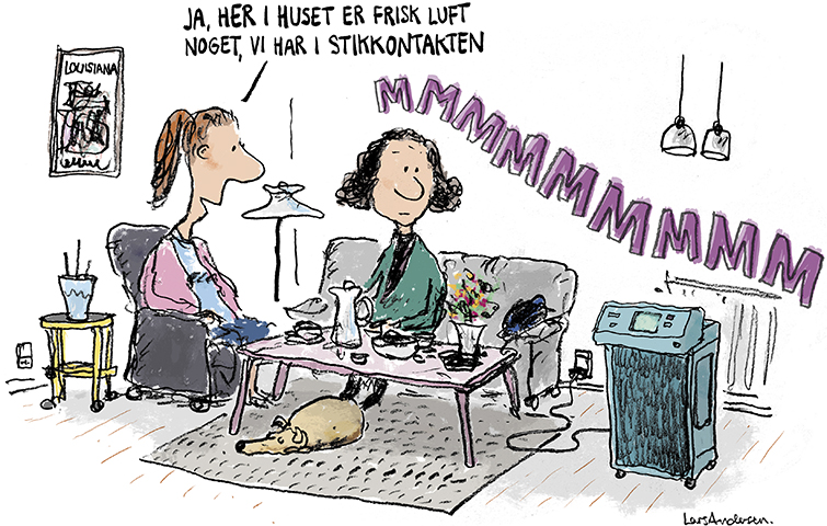 Tegning visser to kvinder, der sidder ved et sofabord, mens luftrenser står ved siden af og brummer. Den ene kvinde siger: Ja, her i huset er frisk luft noget, vi har i stikkontakten.