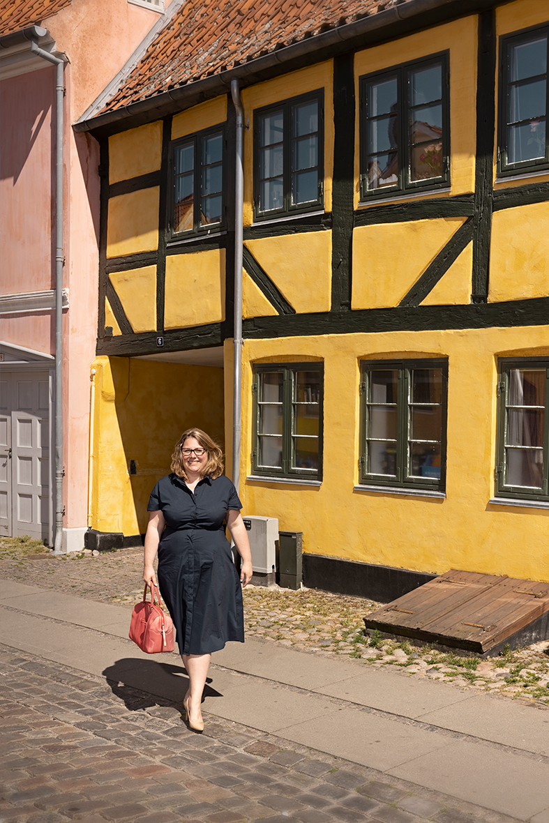 Maibritt Zuschke foran sit og Agnes' hus i Køge
