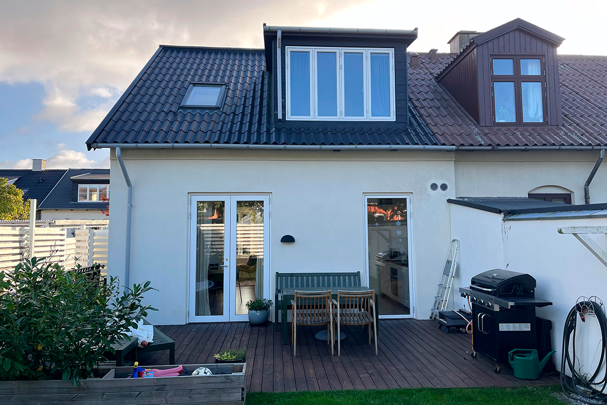 Dobbelthus i to etager set fra haven
