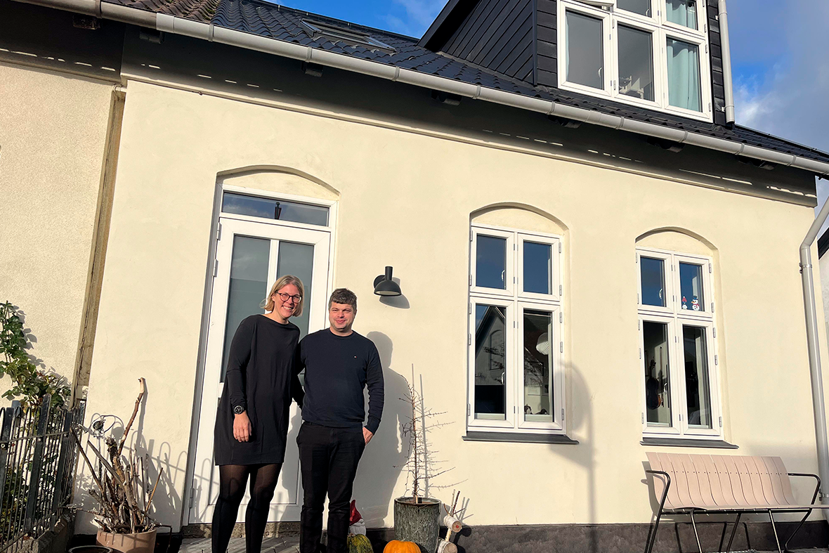 mand og kvinde foran hus