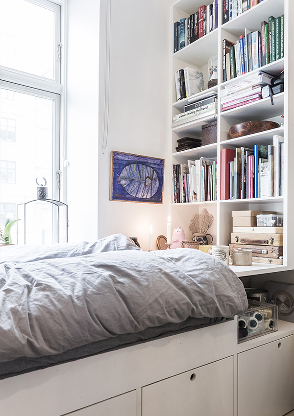 Gulv til loft-reol og seng med opbevaring